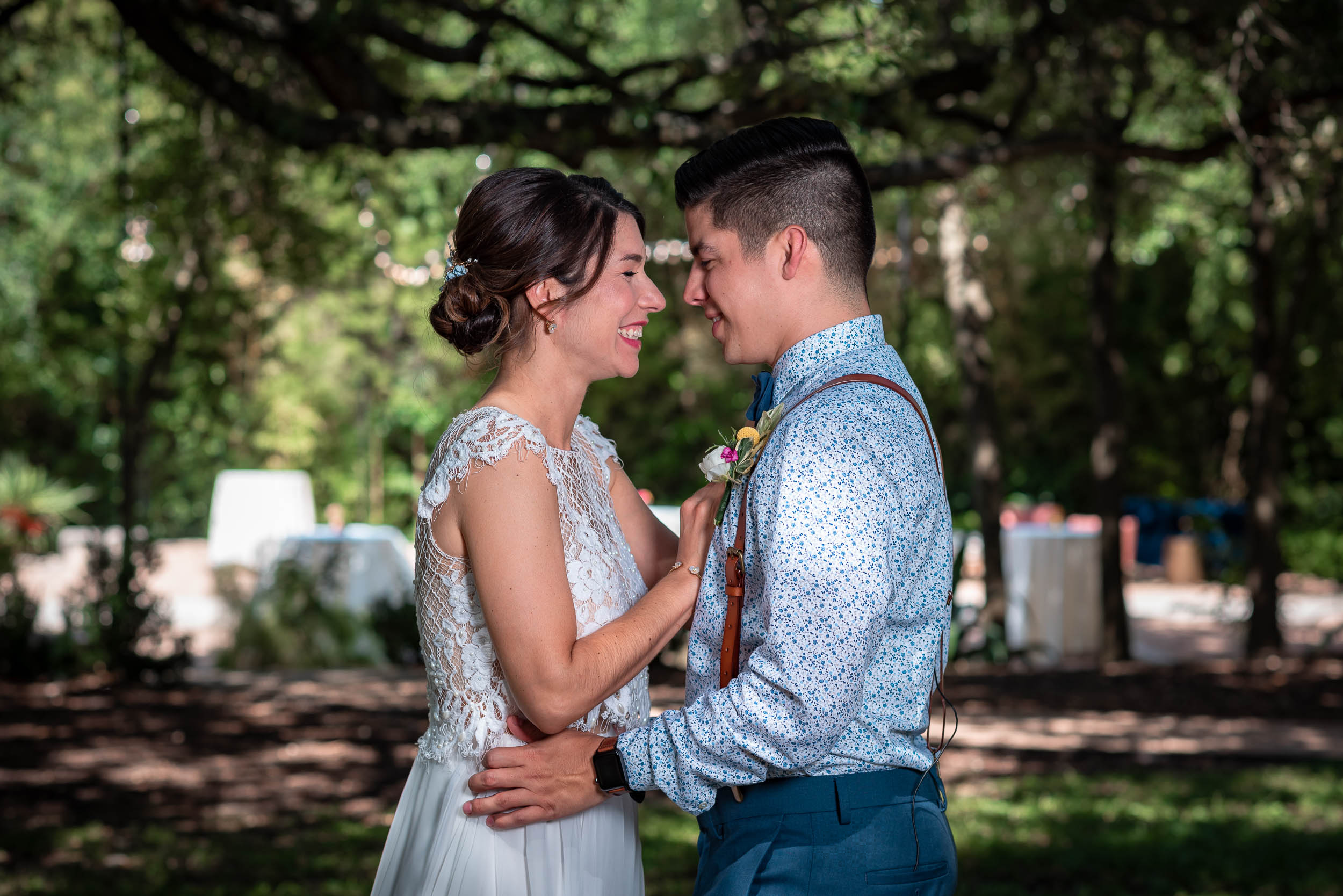 Austin-Wedding-Photographers-Mercury-Hall-summer-first-look-outdoor