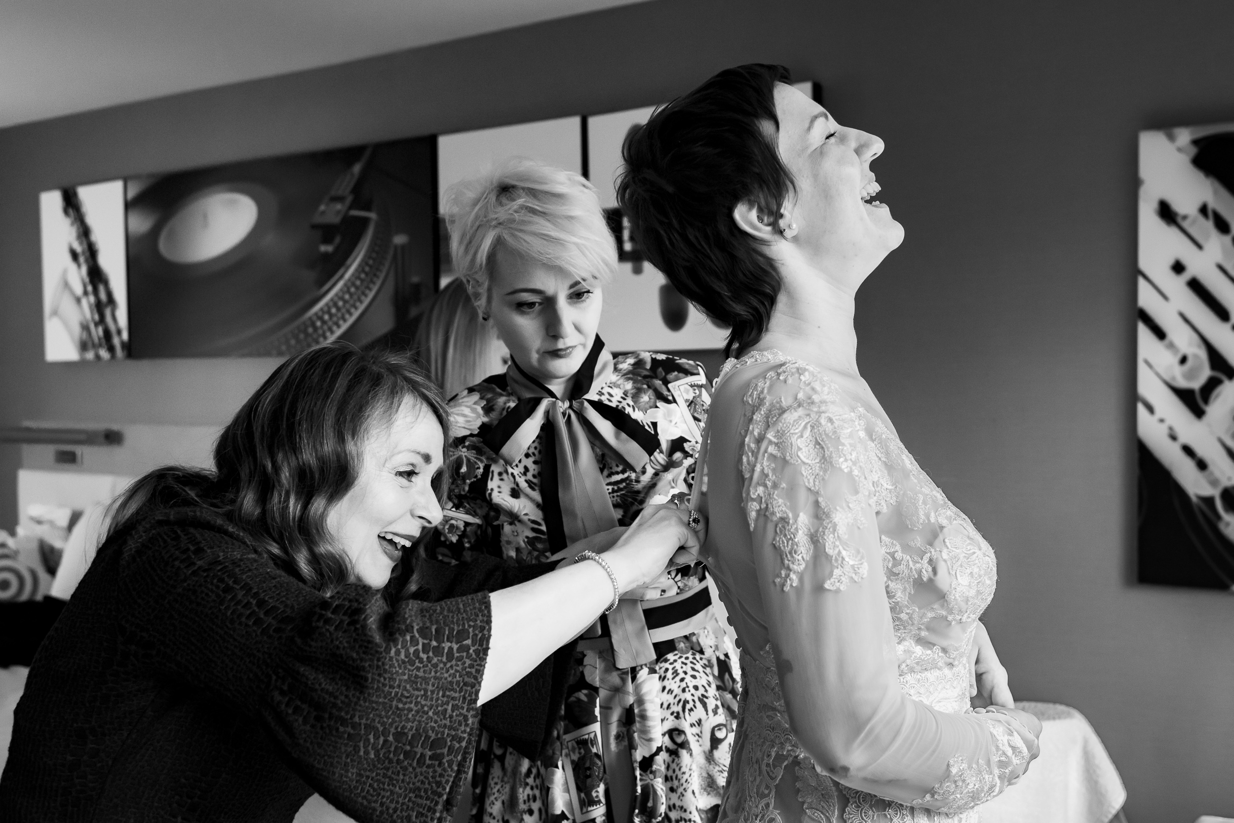 bride-getting-ready-family-hotel-austin-wedding-photographers-texas